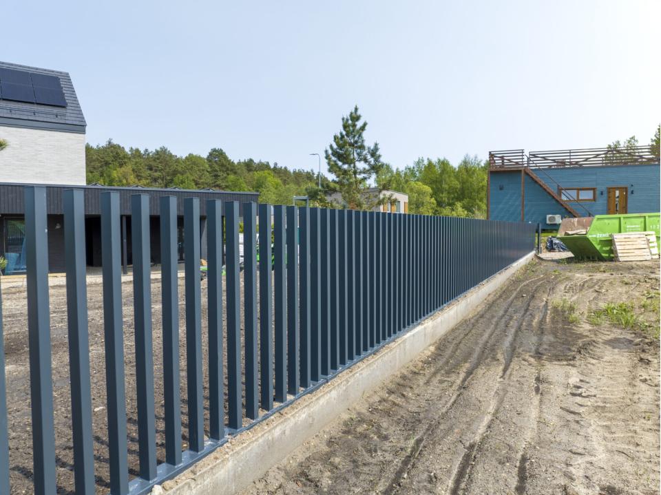 Metalinė tvora "Šukos" Gulbinų kvartale, Vilnius — 2